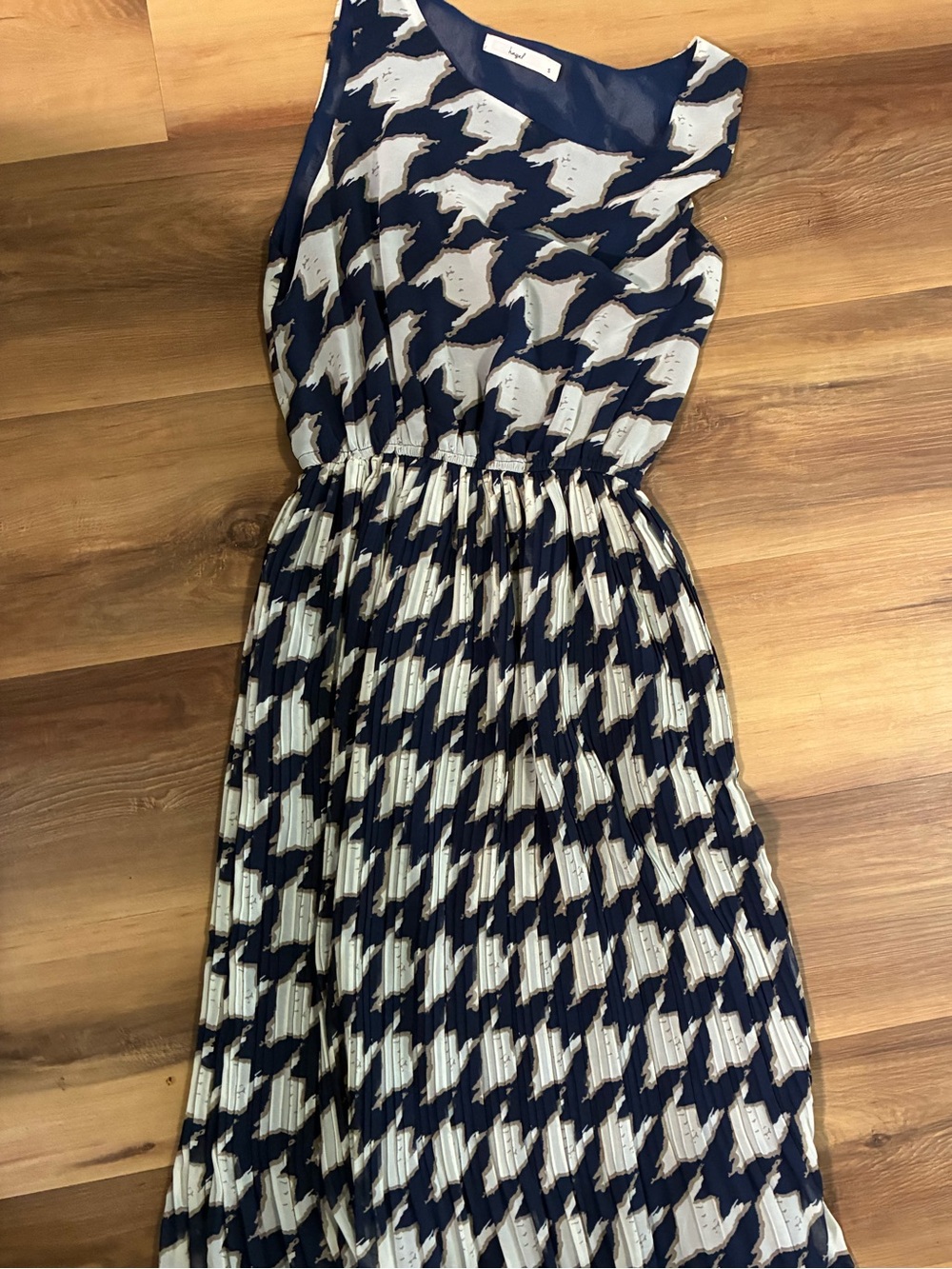 Hazel Anthropologie Silky abstract Print Pleated Maxi Dress. Navy/Tan Size S EUC